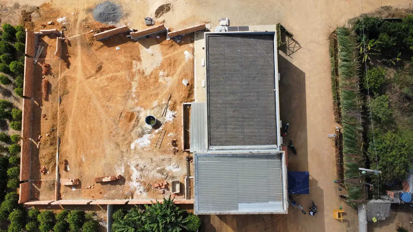 Vista aérea das paredes e da estrutura do novo templo em construção