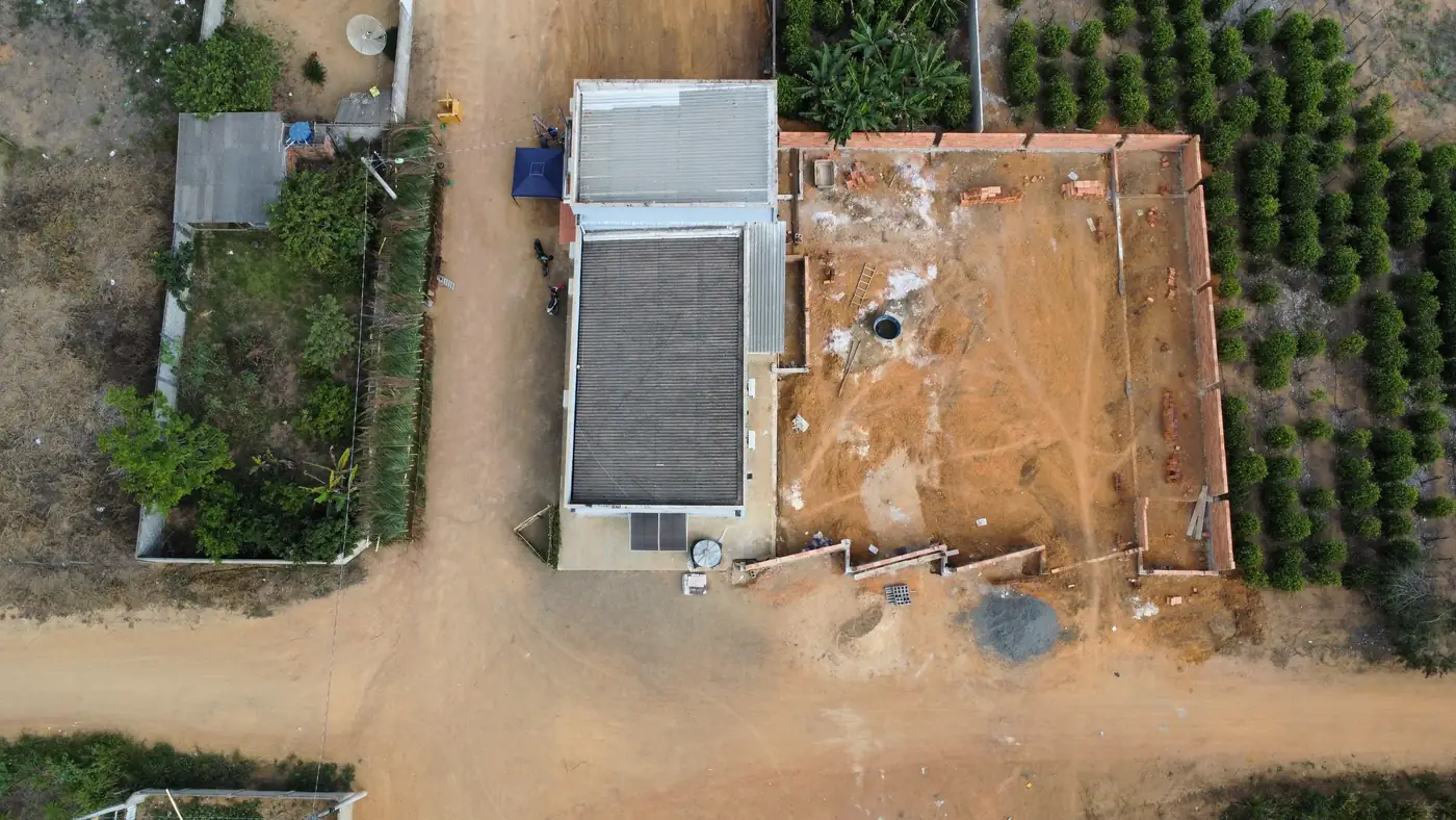 Vista superior do terreno e do novo templo da Igreja Batista Calvário em construção